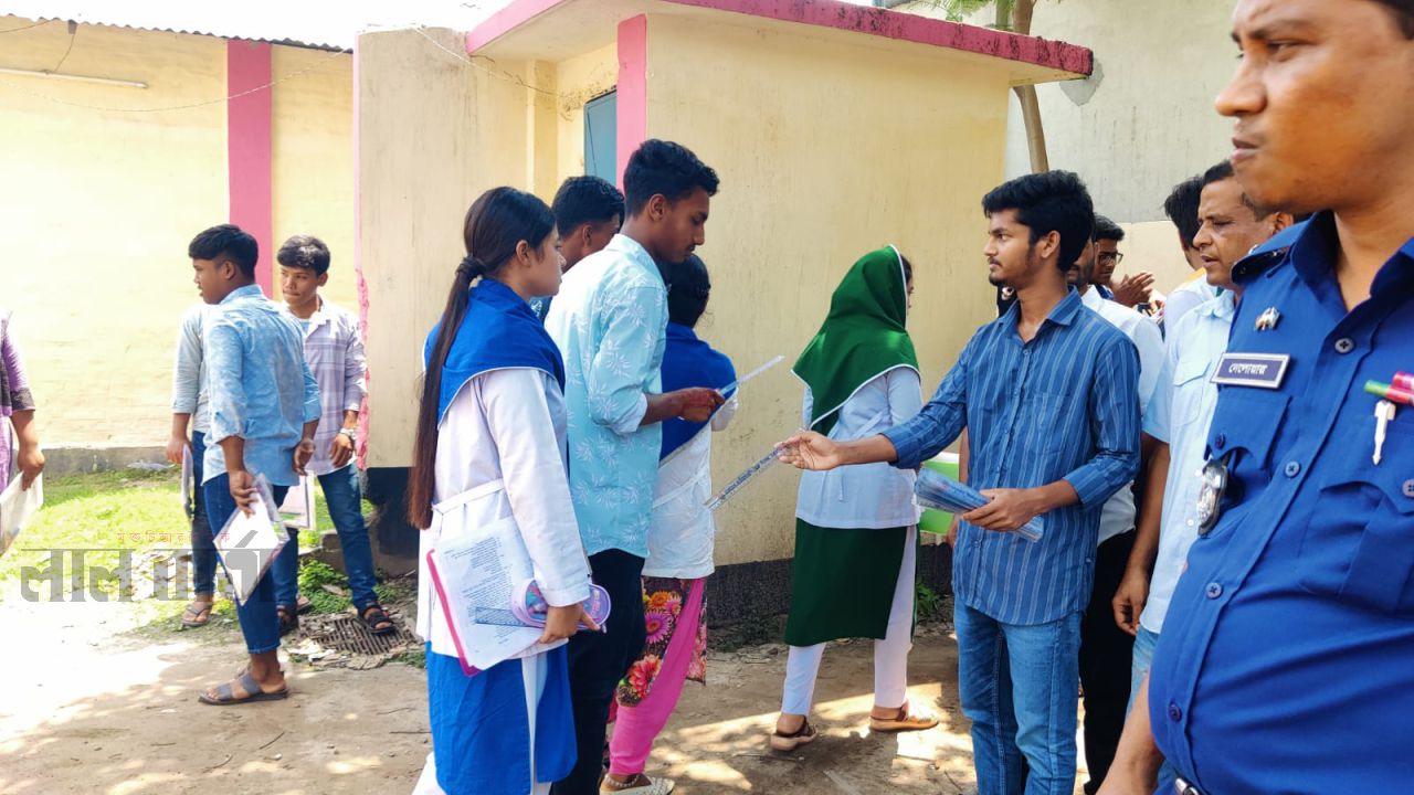 পীরগঞ্জে এসএসসি পরীক্ষার্থীদের মাঝে কলেজ ছাত্রদলের শিক্ষা উপকরণ বিতরণ