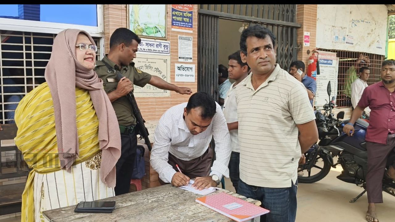 ঘোড়াঘাট সাধনা পেট্রোল পাম্পে ফুয়েল কার্ড ছাড়া তেল বিক্রি করায় ২০হাজার টাকা জরিমানা।