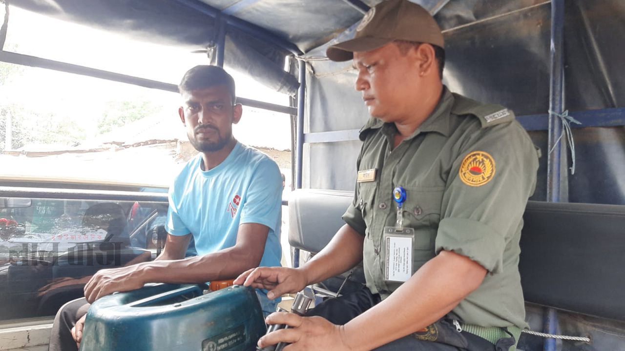 গোবিন্দগঞ্জে মজুদ করে বিক্রির অপরাধে ব্যবসায়ির ৫ দিনের বিনাশ্রম কারাদন্ড॥ ৬৫ লিটার ডিজেল ও ২৭ লিটার পেট্রোল জব্দ