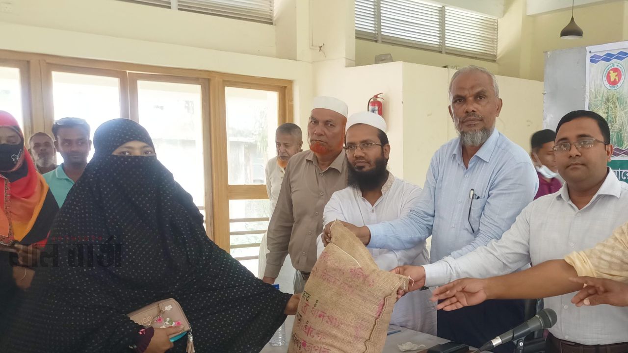 ‎দাগনভূঞায় ক্ষুদ্র ও প্রান্তিক কৃষকদের মাঝে ধান বীজ ও সার বিতরণ