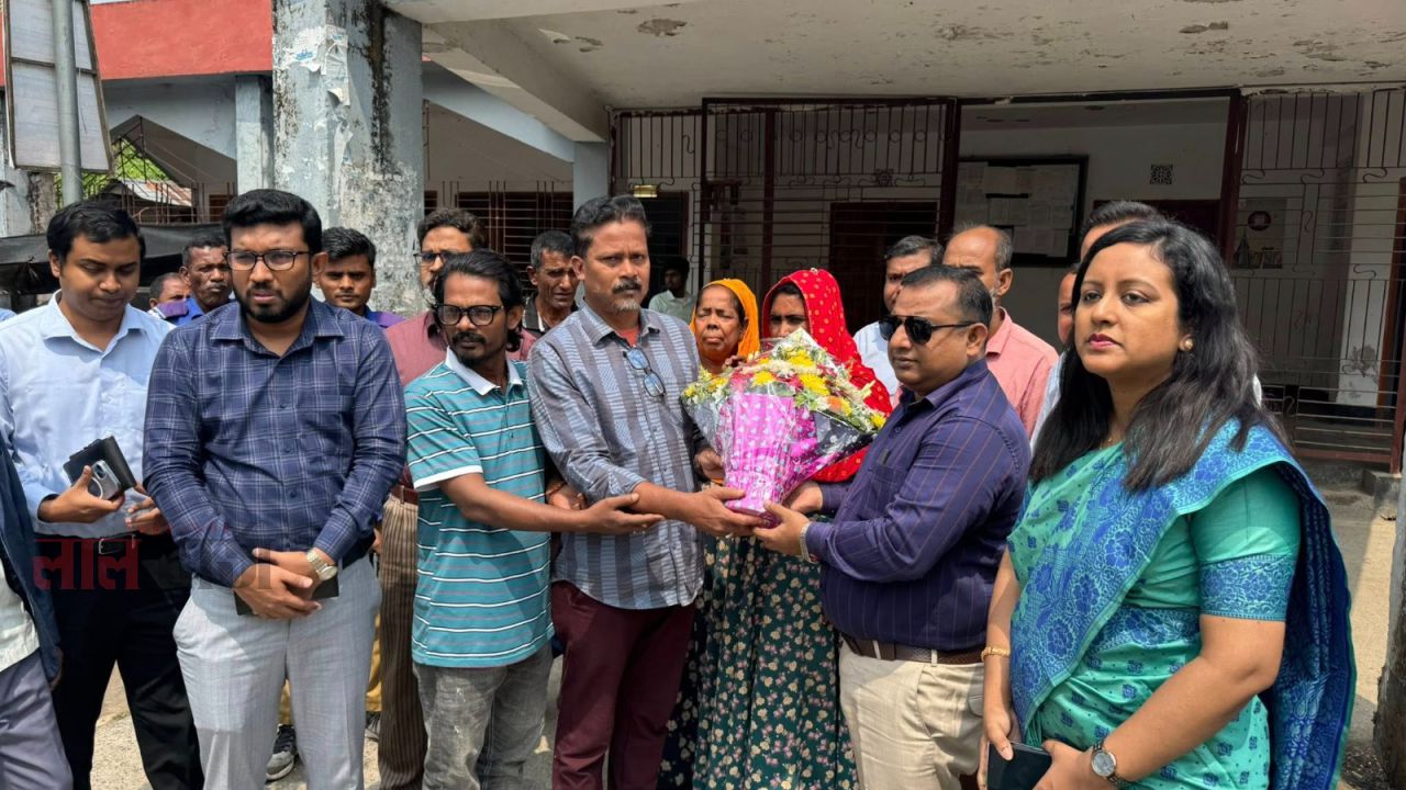 জনসেবায় গতি আনতে সিরাজগঞ্জে জেলা প্রশাসকের দপ্তর পরিদর্শন