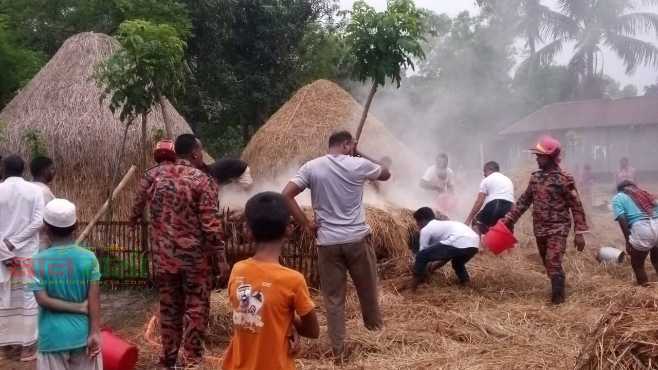 তাড়াশে বসতবাড়ির খড়ের পালায় আগুন, নিয়ন্ত্রণে এনেছে ফায়ার সার্ভিস