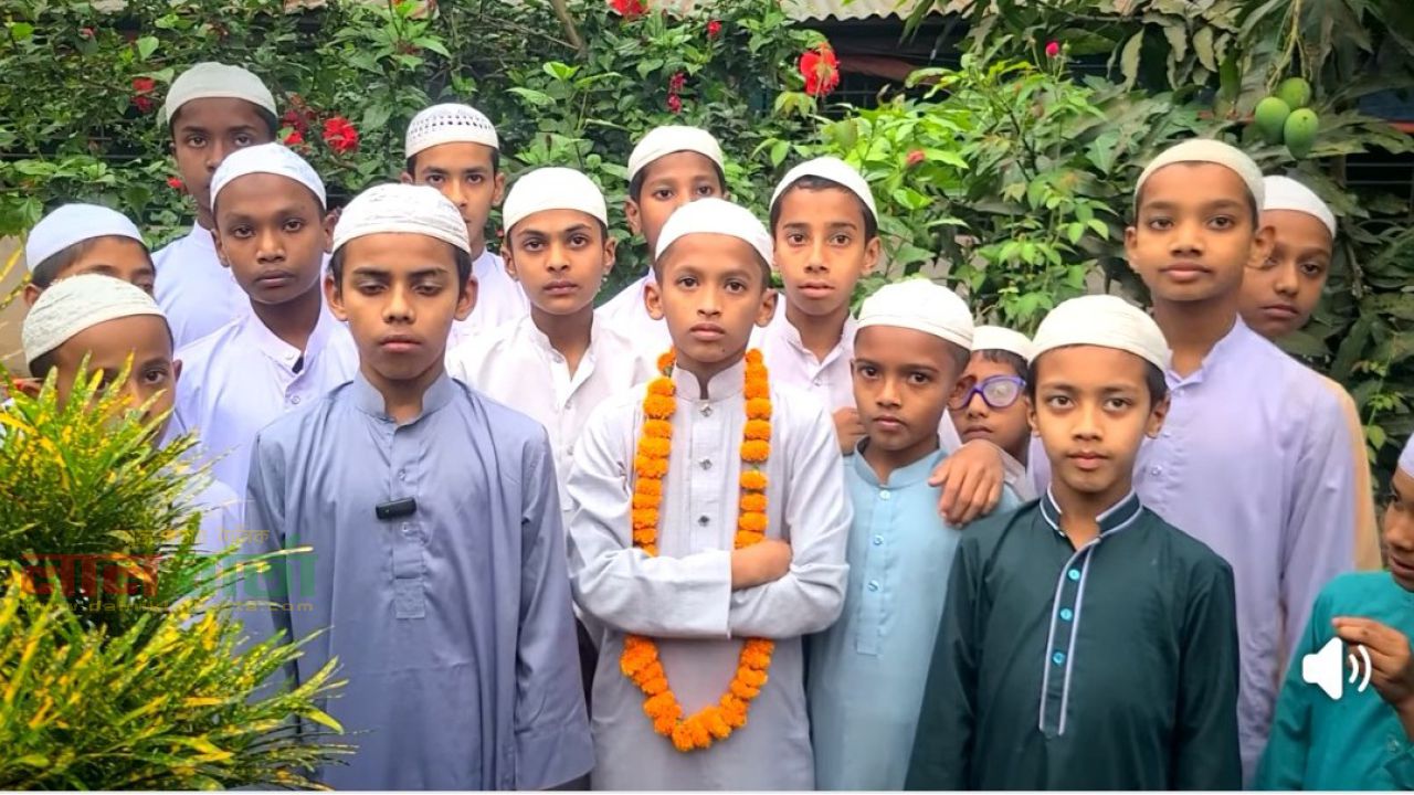 বিভাগীয় পর্যায়ে কুরআন তেলাওয়াত প্রতিযোগিতায় ঘোড়াঘাটের নোমান সরকারের প্রথম স্থান অর্জন।