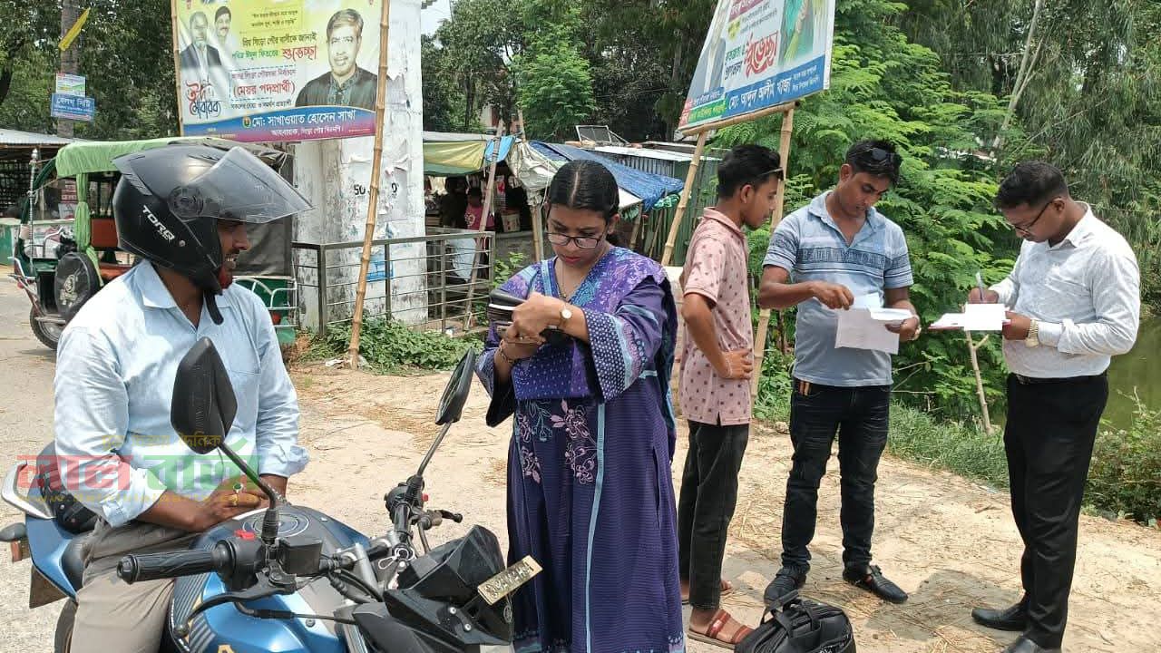 সিংড়ায় হেলমেট না থাকায় দুই মটরবাইক আরোহী কে জরিমানা 
