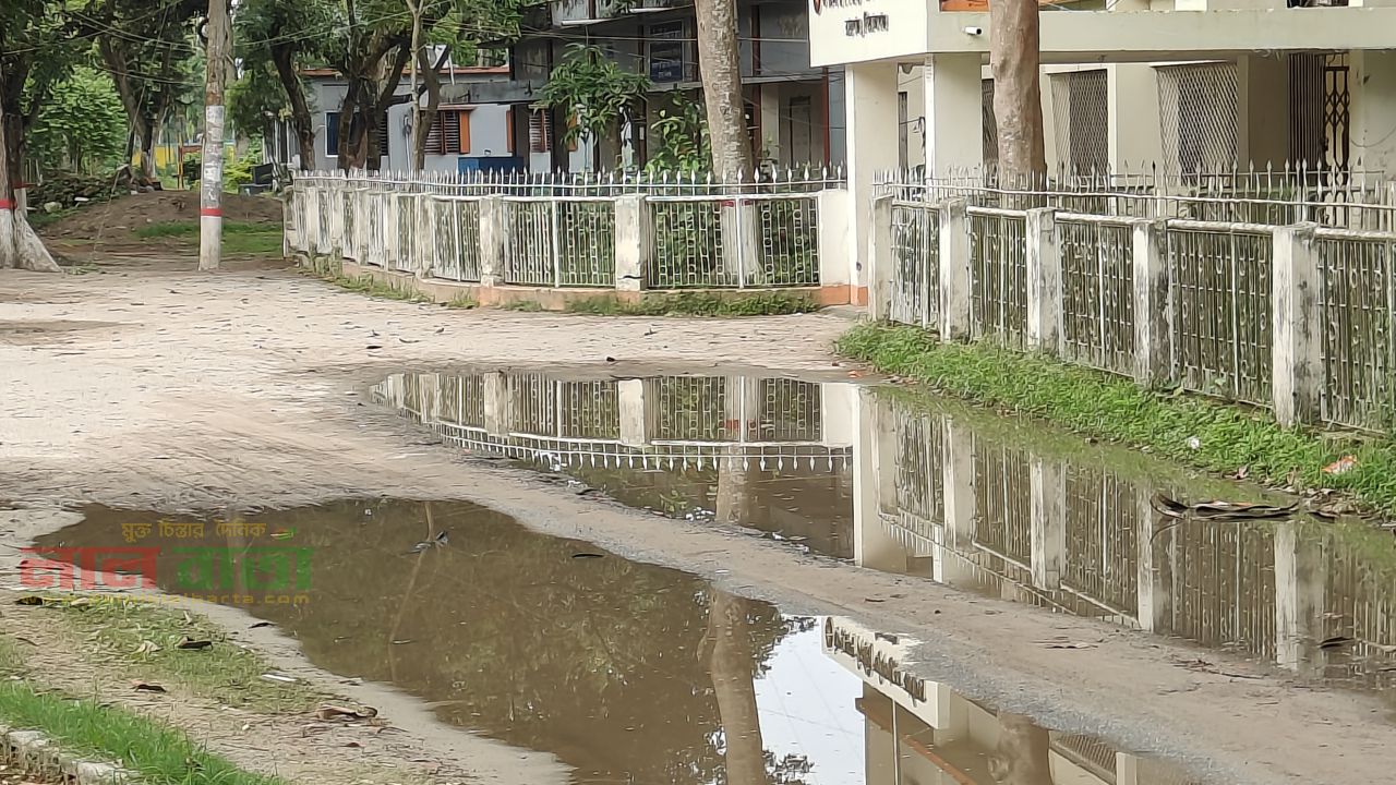 রায়গঞ্জে ইউএনও অফিসের প্রবেশপথে পানি:সেবা গ্রহীতাদের ভোগান্তি