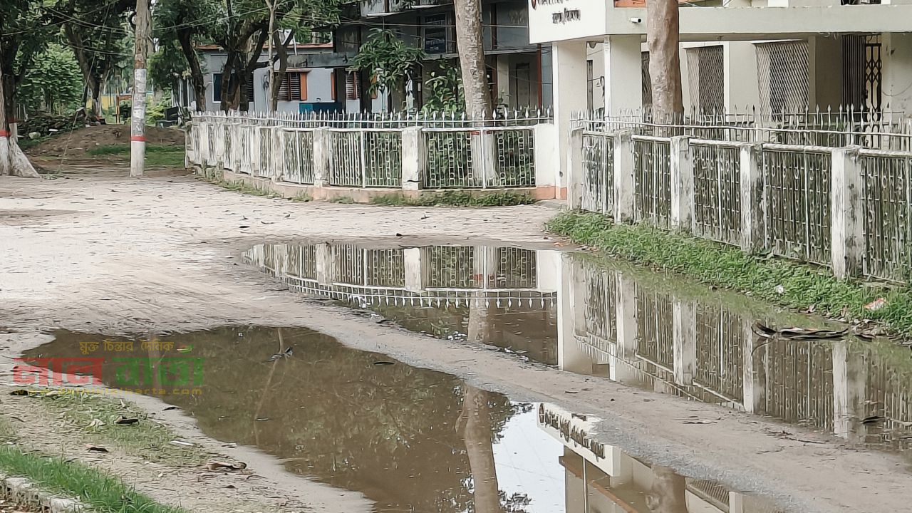 রায়গঞ্জে ইউএনও অফিসের প্রবেশপথে পানি:সেবা গ্রহীতাদের ভোগান্তি