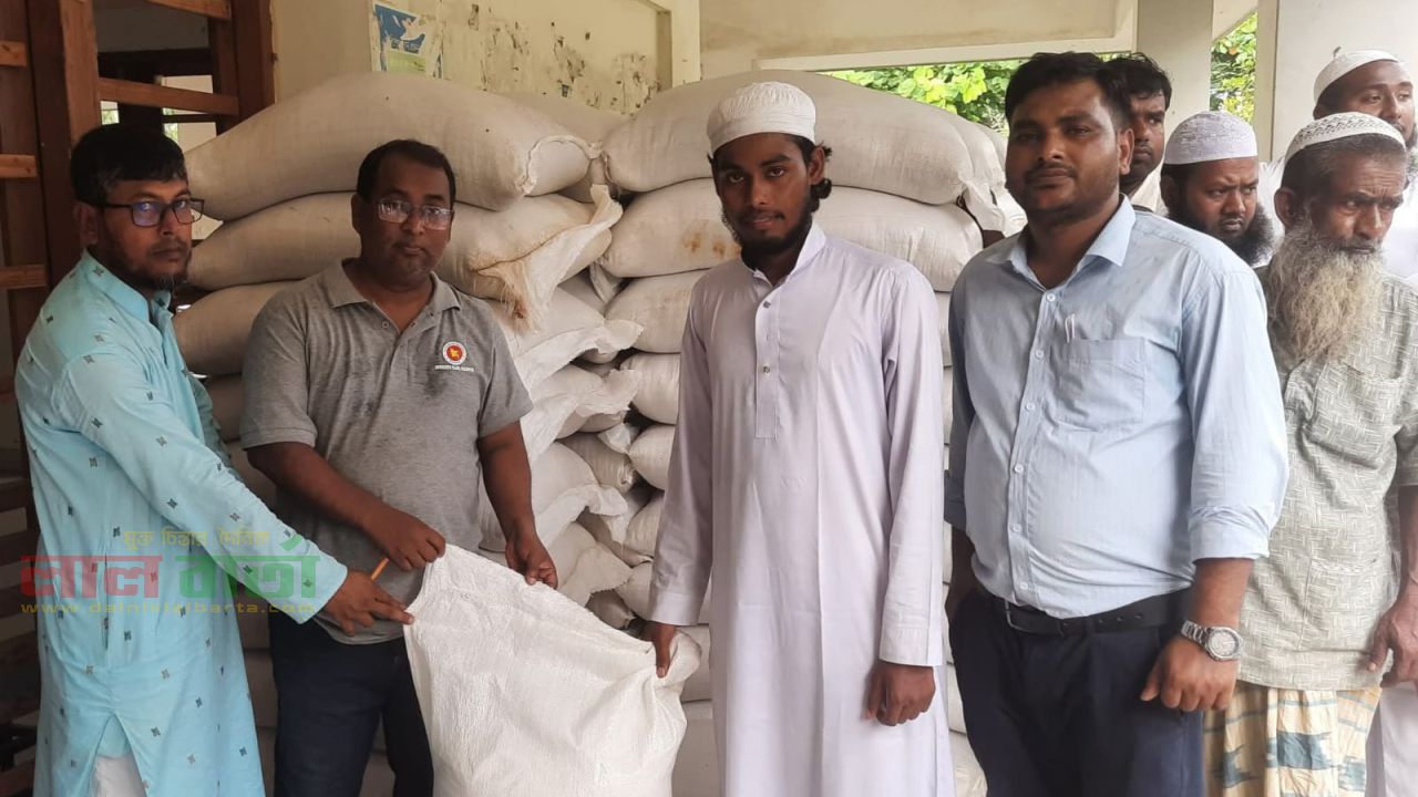 কাজিপুরে কোরবানির পশুর চামড়া সংরক্ষণে বিনামূল্যে লবণ বিতরণ