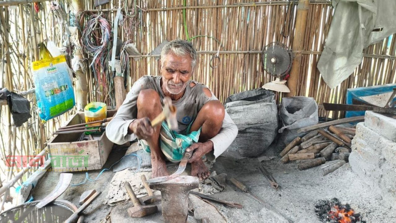 তাড়াশে টুংটাং শব্দে মুখর কামারশালা  