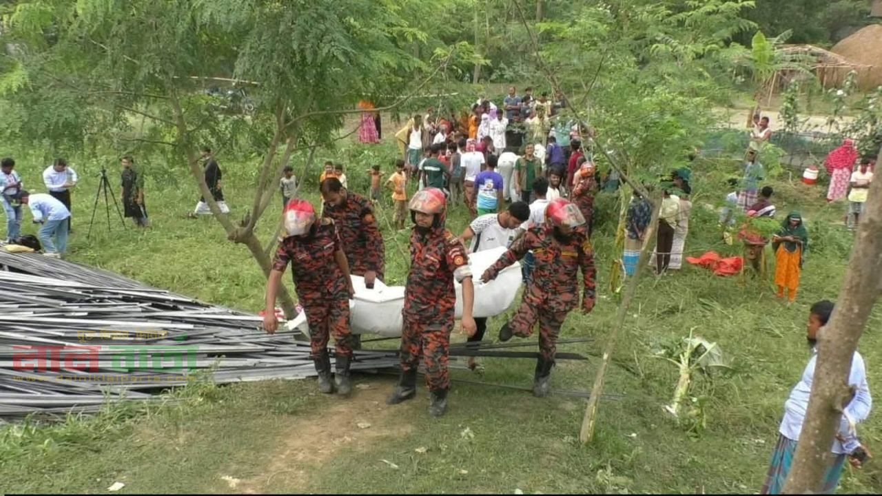 টাঙ্গাইলে রড বোঝাই ট্রাক উল্টে নিহত ১৭: ১৩ জনই নওগাঁর চুল ব্যবসায়ী