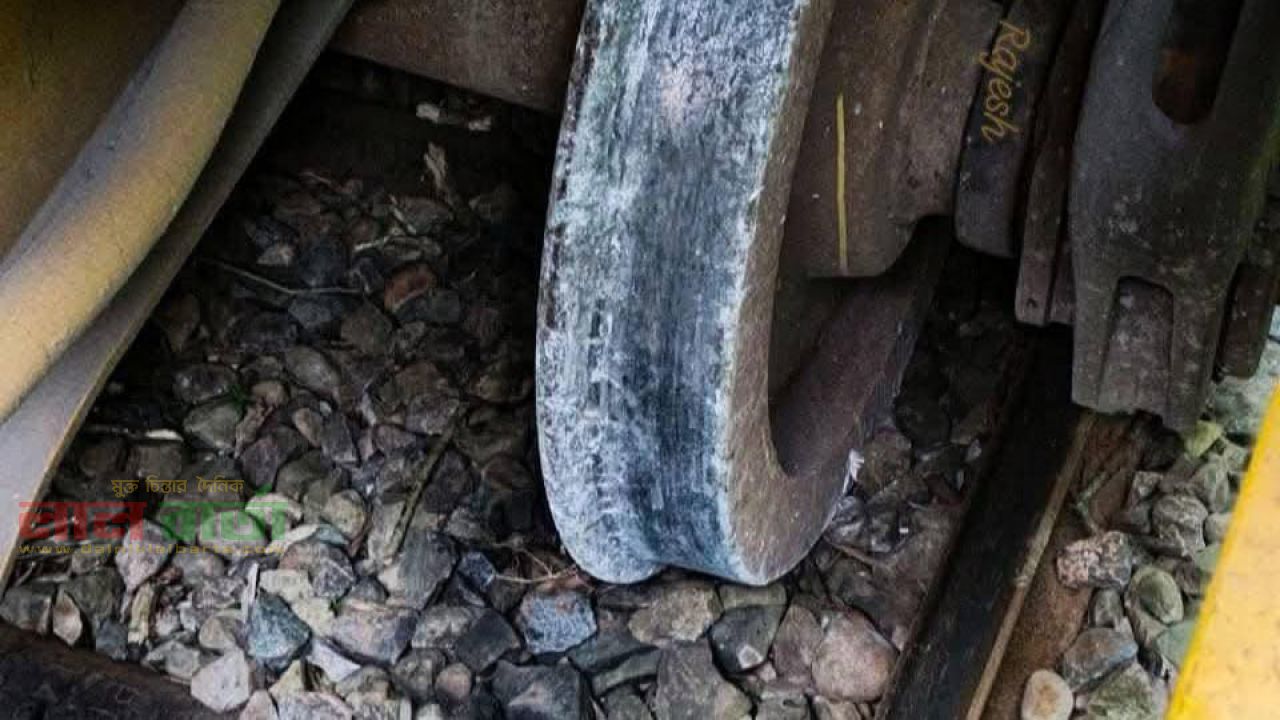 ট্রেন লাইনচ্যুত হয়ে সিলেটের সাথে রেলযোগাযোগ বন্ধ 