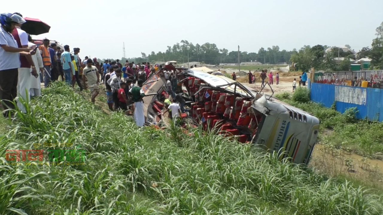 ঢাকা-টাঙ্গাইল-যমুনা সেতু মহাসড়কে হানিফ পরিবহনের বাস খাদে
