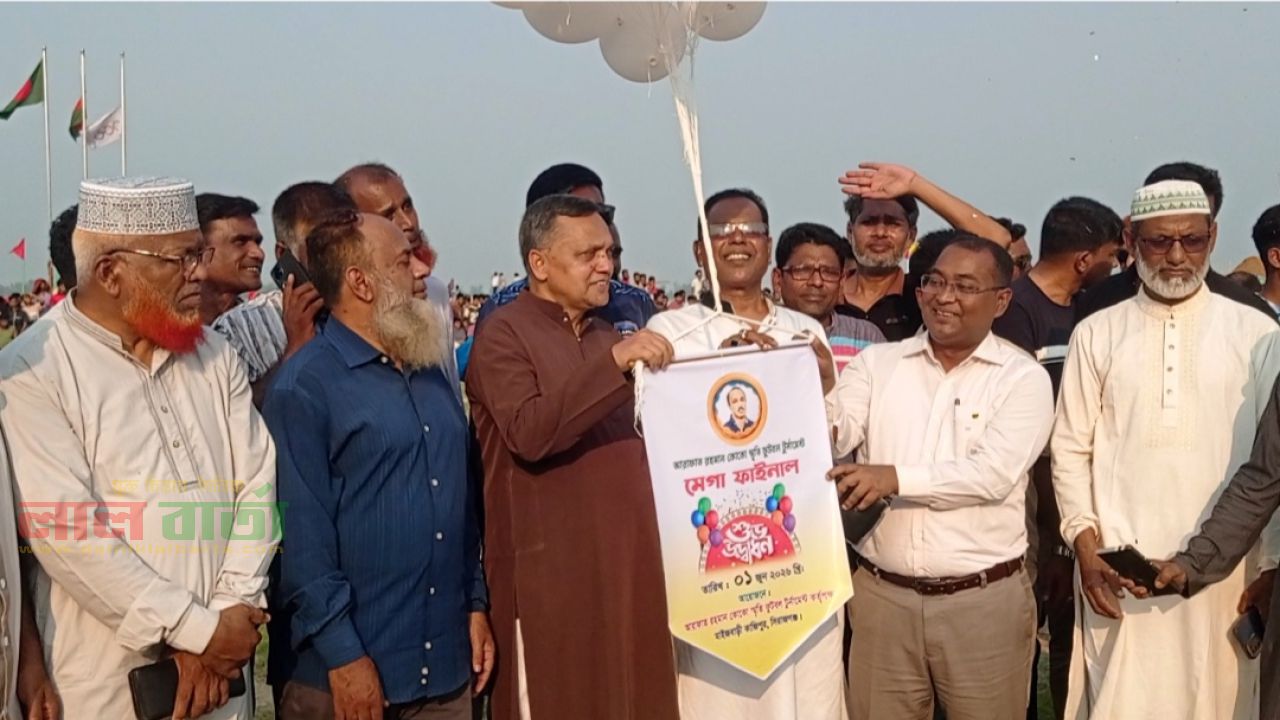 কাজিপুরে আরাফাত কোকো স্মৃতি ফুটবল টুর্নামেন্টের মেগা ফাইনাল খেলা অনুষ্ঠিত
