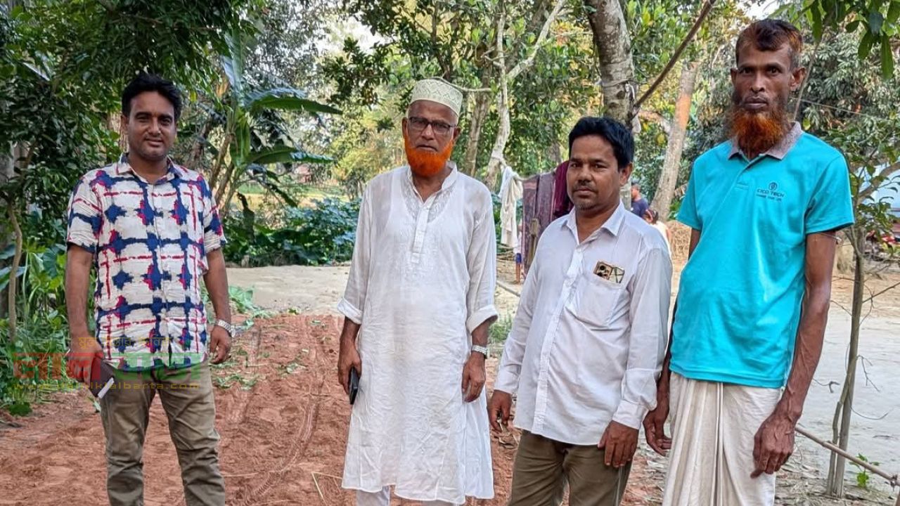 ব্রহ্মগাছায় ক্ষতিগ্রস্ত রাস্তা মেরামত করে দিলেন চেয়ারম্যান পদপ্রার্থী