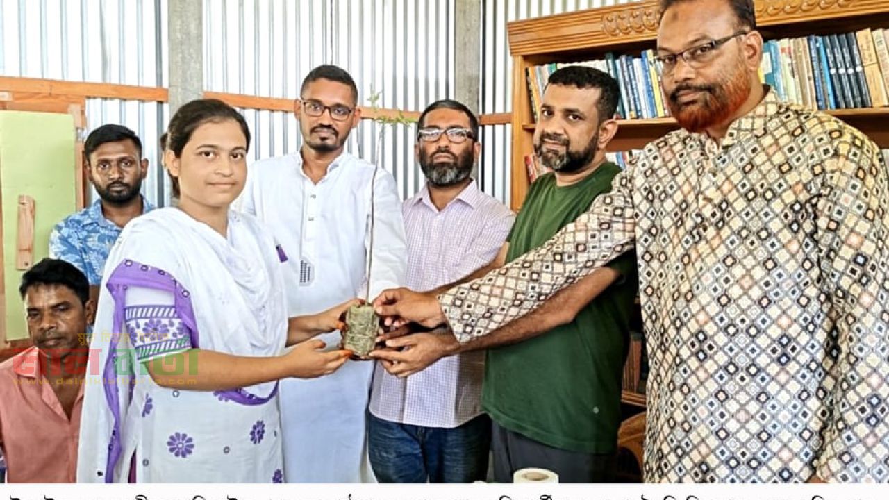 ধনবাড়ীতে শিক্ষার্থীদের মাঝে ঔষুধি গাছের চারা বিতরণ