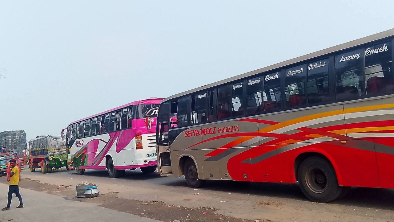 ঝড়ে গাছ পড়ায় হাটিকুমরুল-বনপাড়া মহাসড়কের ৩০ কিলোমিটার সড়কে দীর্ঘ যানজট
