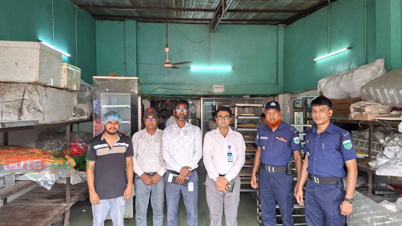 সিরাজগঞ্জে বনলতা সুইটস কারখানায় অভিযান : অস্বাস্থ্যকর পরিবেশে মিষ্টি তৈরি, ৮০ হাজার টাকা জরিমানা 