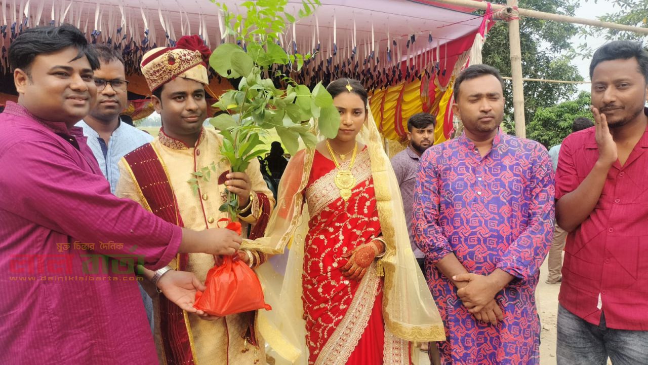 বিশ্ব পরিবেশ দিবস: নব দম্পতিকে উপহার দেওয়া হলো বিরল প্রজাতির বৃক্ষের চারা 