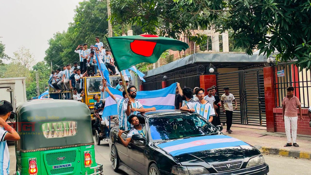 সিরাজগঞ্জে আর্জেন্টিনা সমর্থকদের বাঁধভাঙা উল্লাস: শহরজুড়ে বিশাল আনন্দ র‍্যালি