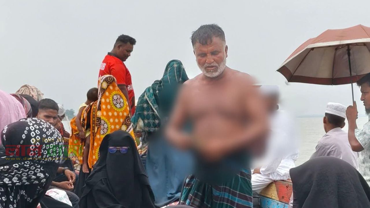 খেয়া নৌকায় অতিরিক্ত ভাড়া আদায়ের অভিযোগ, যাত্রীদের ক্ষোভ