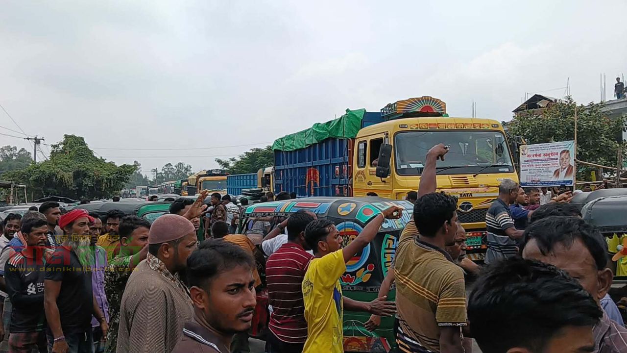 হাইওয়ে পুলিশের চাঁদাবাজির অভিযোগে বগুড়া-নাটোর মহাসড়ক অবরোধ