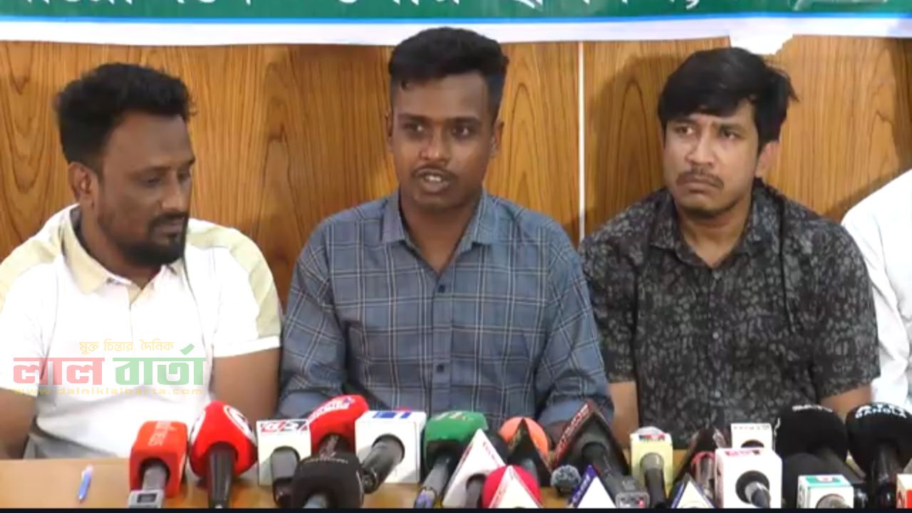 বৈষম্য বিরোধী আন্দোলনের আহব্বায়কের হামলার প্রতিবাদে ছাত্রদলের সংবাদ সম্মেলন