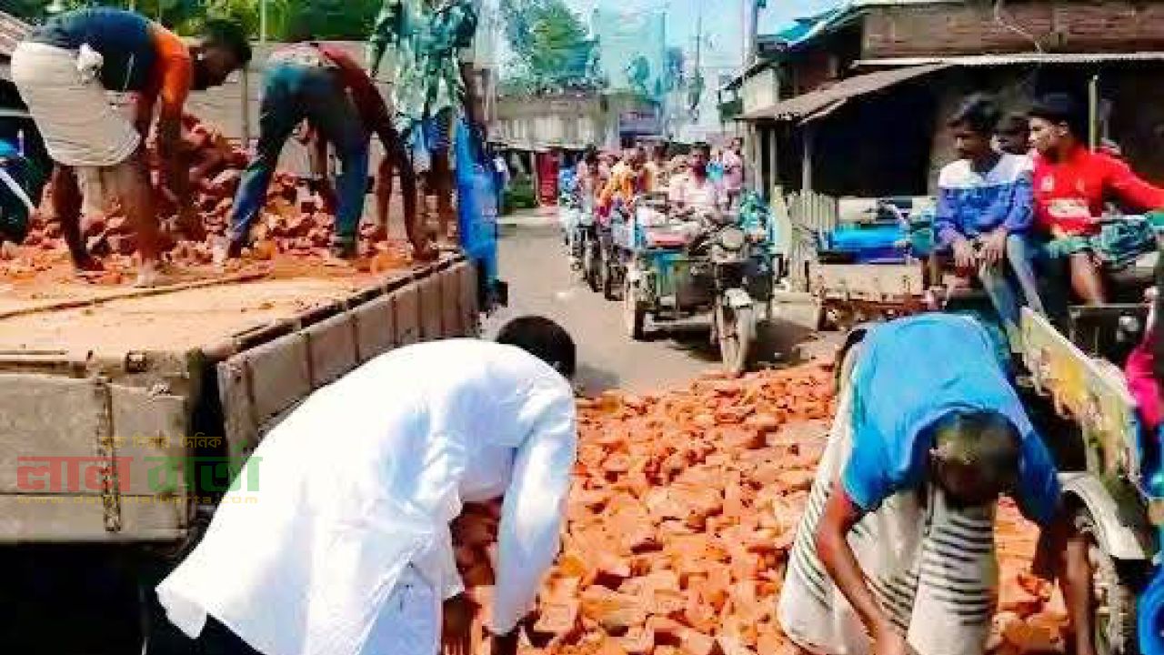 জনদুর্ভোগ লাঘবে নিমগাছিতে রাস্তা মেরামত করে দিলেন চেয়ারম্যান পদপ্রার্থী বাবলু
