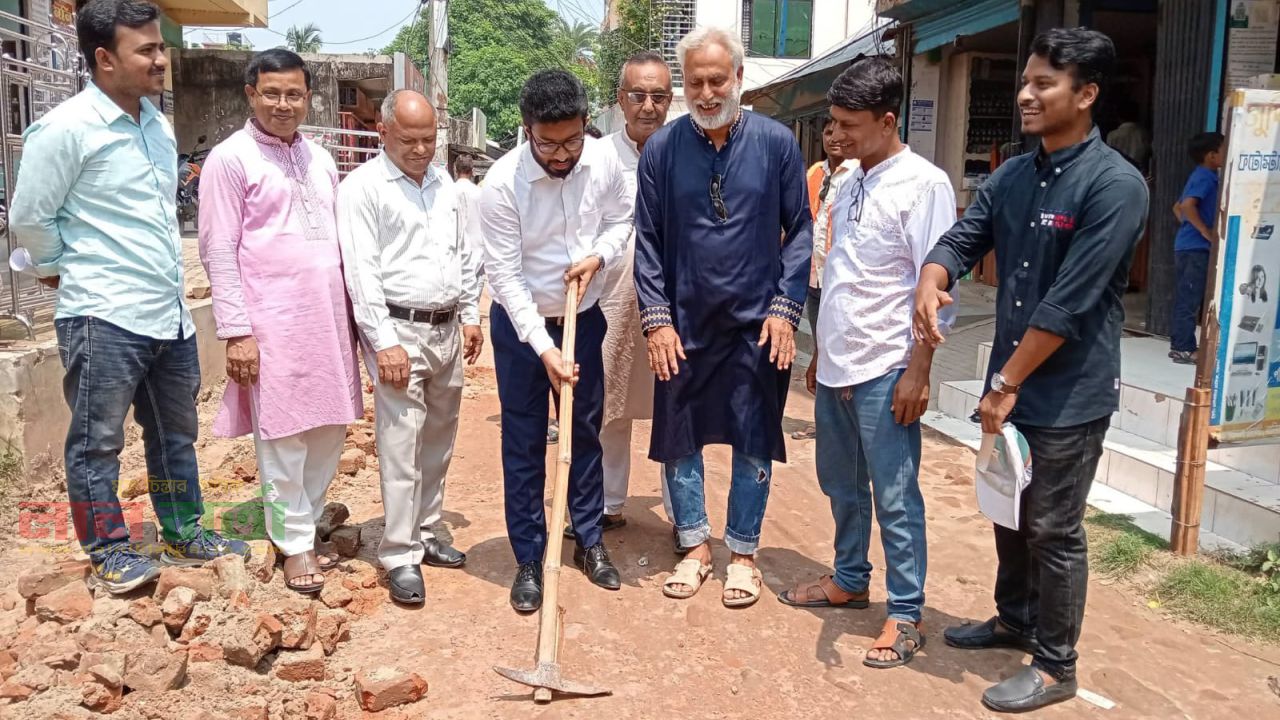 তাড়াশে বহুল কাঙ্ক্ষিত সড়ক সংস্কার কাজের উদ্বোধন, পৌরবাসীর মনে স্বস্তি