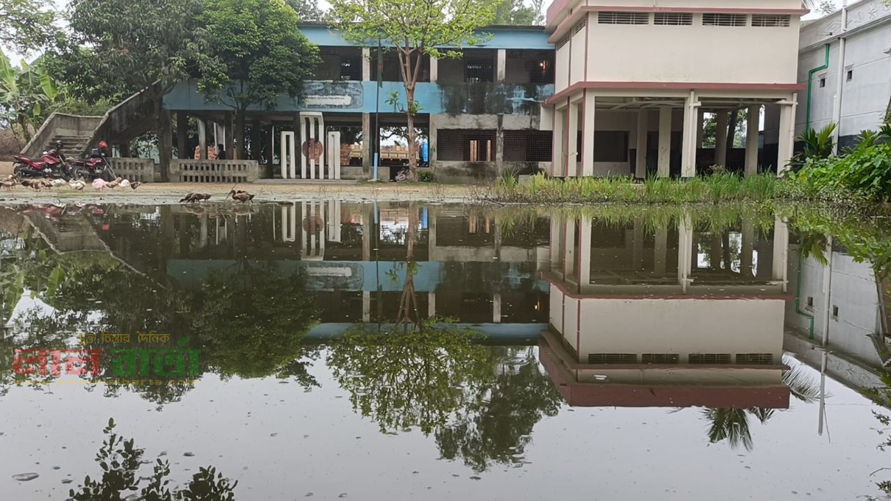 রায়গঞ্জে শ্যামনাই সরকারি প্রাথমিক বিদ্যালয়ে জলাবদ্ধতা: চরম দুর্ভোগে শতাধিক শিক্ষার্থী