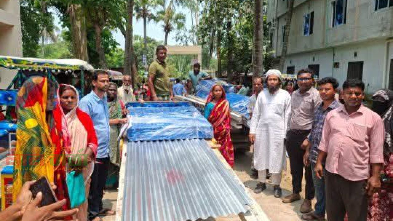 তাড়াশে ক্ষুদ্র নৃ-গোষ্ঠীর সুফলভোগীদের মাঝে প্রাণিসম্পদ উন্নয়ন প্রকল্পের সামগ্রী বিতরণ
