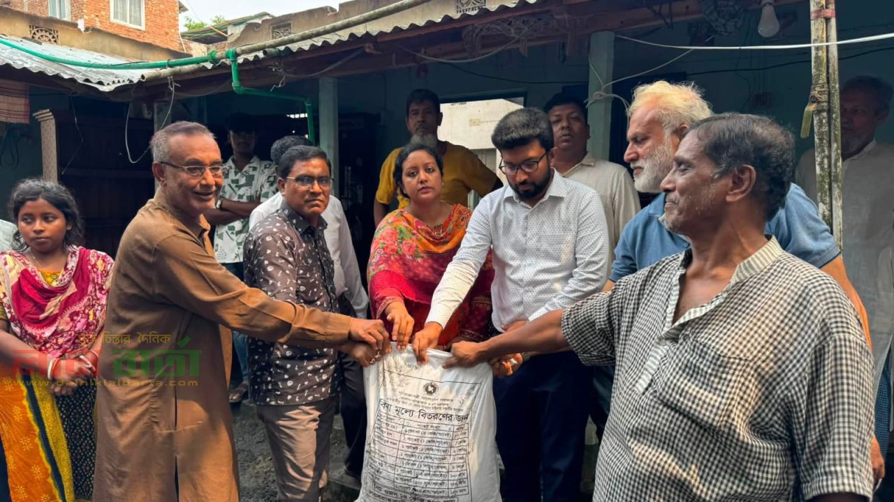 ক্ষতিগ্রস্ত সুজনের পাশে তাড়াশের ইউএনও: টিন ও শুকনা খাবার বিতরণ