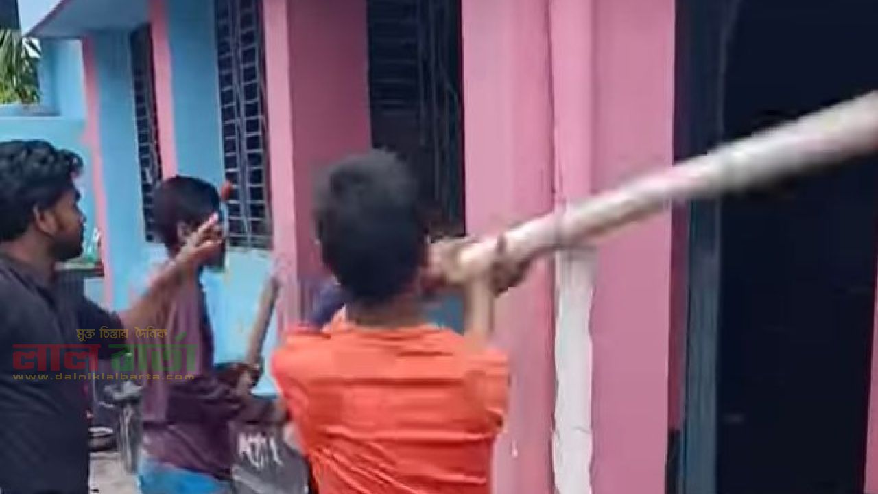 পীরগঞ্জে মাদককারবারির বাড়ি ভাঙচুর