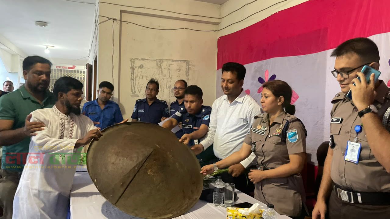 সালথায় রক্তপাতের পথ ছেড়ে শান্তির পথে: অস্ত্র জমাদানকারীদের ফুল দিল প্রশাসন