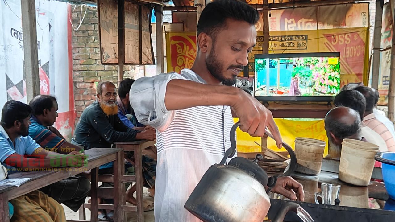 গ্রামের গল্প, আড্ডা আর চায়ের কাপে রঙিন টেলিভিশন: বদলে যাওয়া গ্রামীণ সন্ধ্যার চালচিত্র