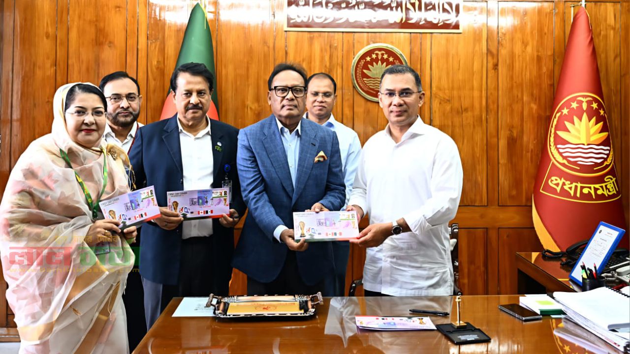 বিশ্বকাপ ফুটবল-২০২৬: ১০ টাকার  স্মারক ডাকটিকিট উন্মোচন করেছেন প্রধানমন্ত্রী তারেক রহমান।