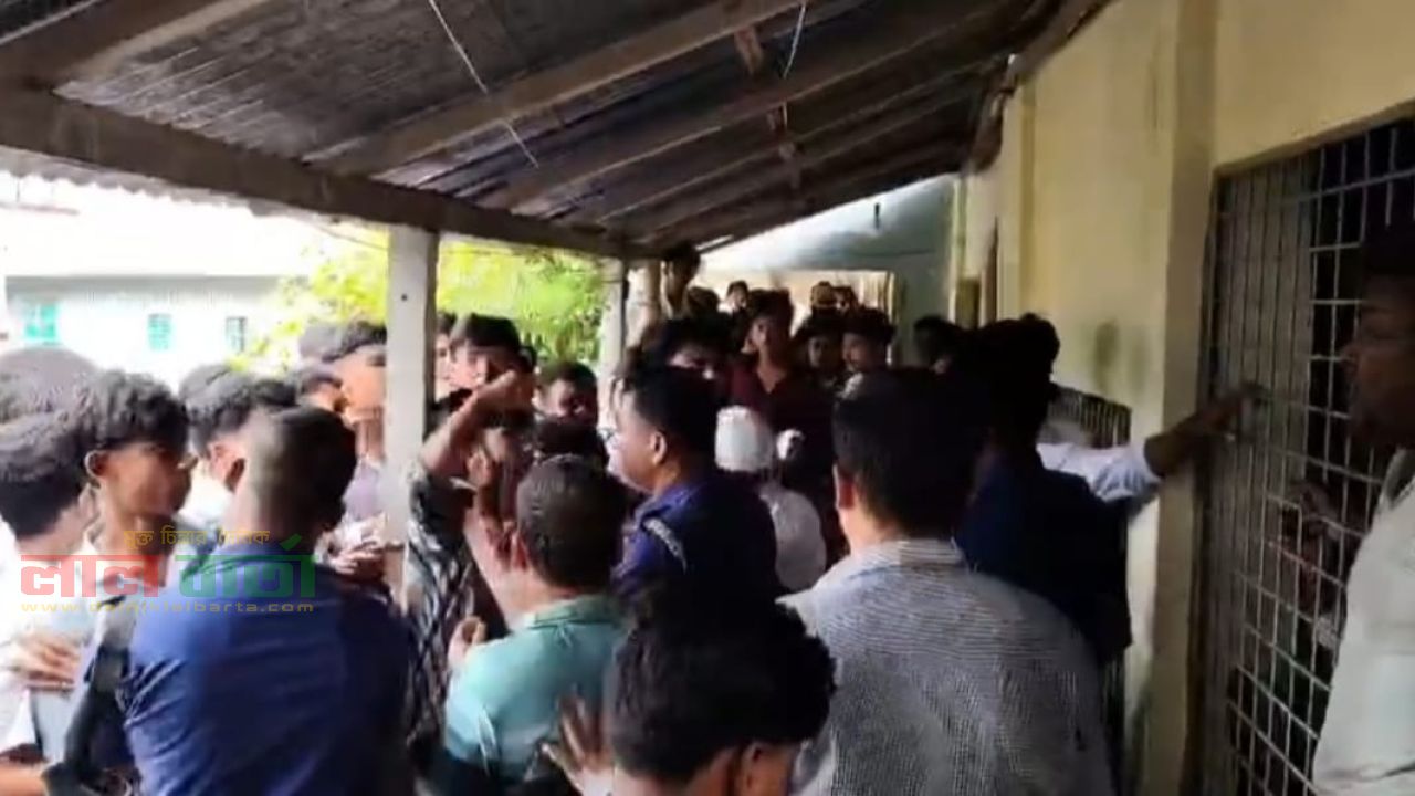 ভাঙ্গায় এনসিপি নেতাকে অবরুদ্ধ করেছে শিক্ষার্থীরা
