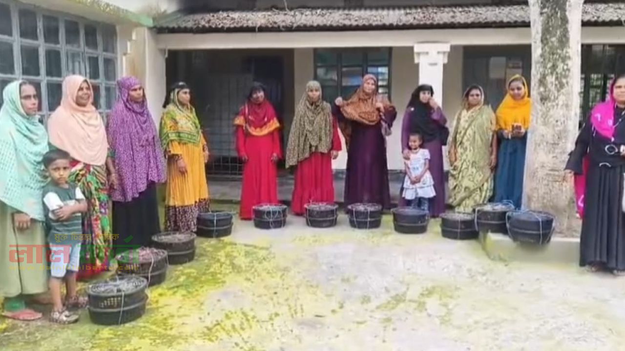 আলফাডাঙ্গায় প্রান্তিক খামারীদের মাঝে হাঁসের বাচ্চা বিতরণ করল ব্র্যাক মাইক্রোফাইন্যান্স 