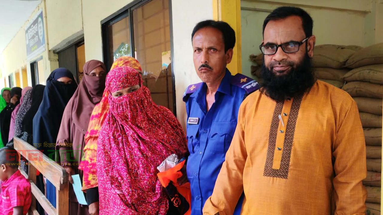 চান্দাইকোনায় ভিজিডি কর্মসূচির জুন  মাসের চাল বিতরণ 