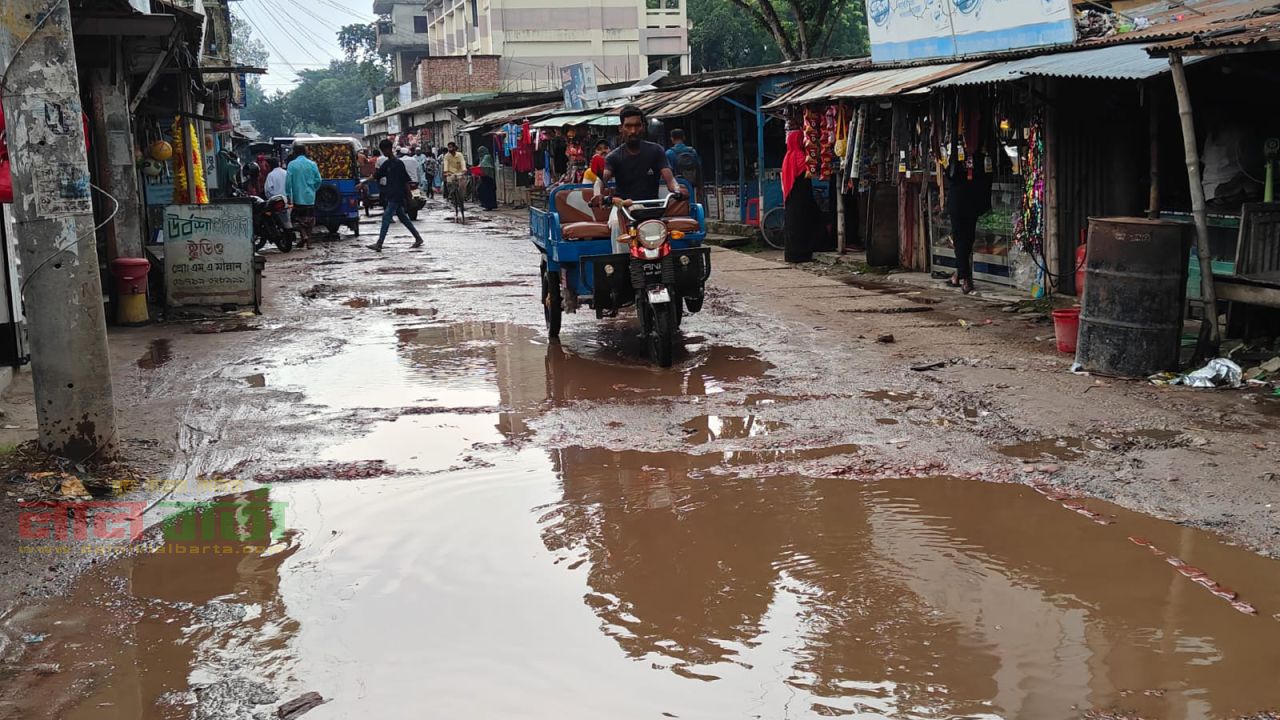 ধানগড়া উচ্চ বিদ্যালয়ের সামনের জলাবদ্ধতা : দেখার কেউ নেই?