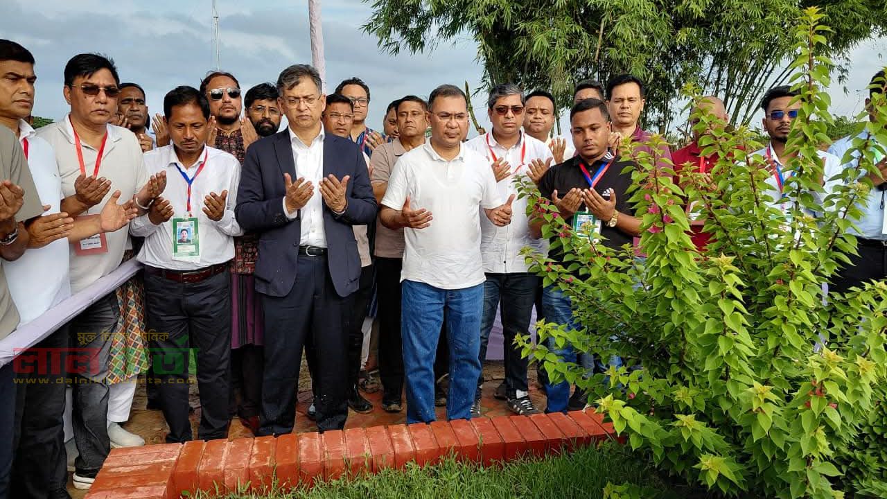 জুলাই গণঅভ্যুত্থান ২০২৪-এ চট্টগ্রামের প্রথম শহীদ মো: ওয়াসিমের কবর জিয়ারত করেন  প্রধানমন্ত্রী তারেক রহমান।