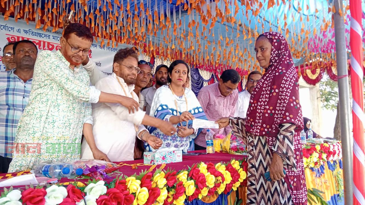 তাড়াশে প্রাকৃতিক দূর্যেগে ক্ষতিগ্রস্থ ৪০ পরিবারের মাঝে নগদ অর্থ বিতরণ