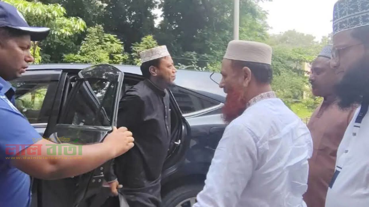 ২ টি মামলায় জামিন পেলেন মুফতি আমির হামজা এমপি