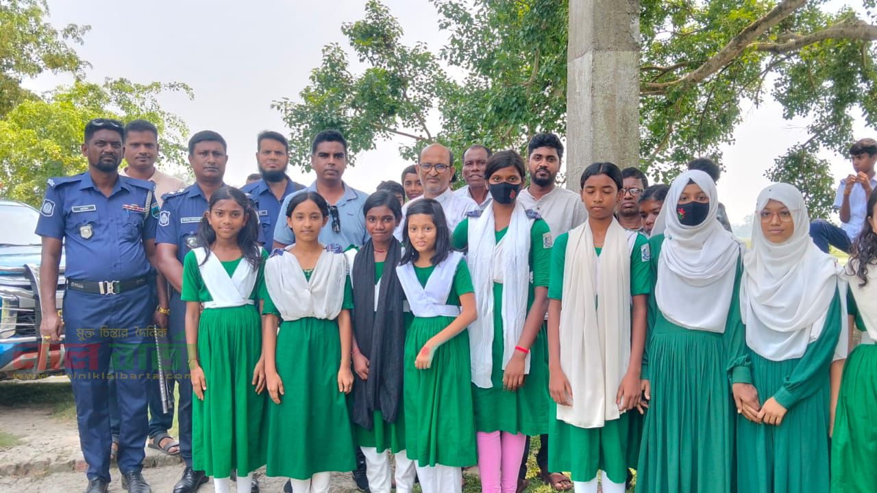 রায়গঞ্জে পুলিশের বিশেষ অভিযান: বখাটেমুক্ত খৈচালা আদিবাসী উচ্চ বিদ্যালয়
