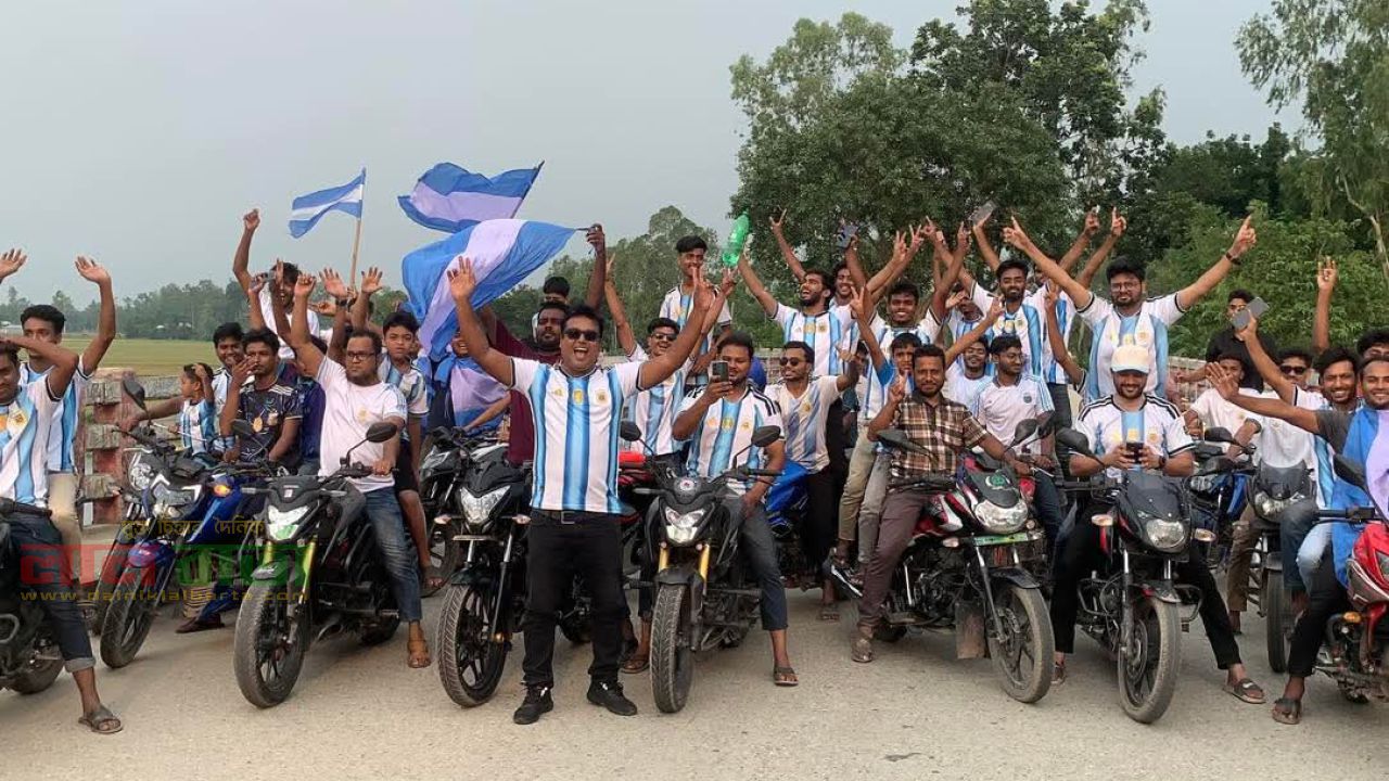 রায়গঞ্জে আর্জেন্টিনা সমর্থকদের বর্ণাঢ্য র‍্যালী: নীল-সাদা রঙে উৎসবের আমেজ