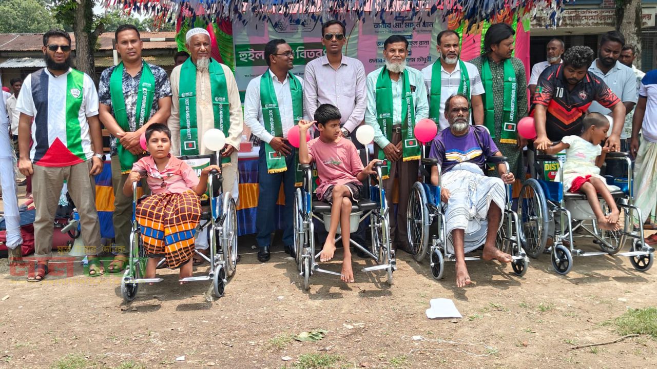 সিরাজগঞ্জে প্রতিবন্ধী ব্যক্তিদের মাঝে হুইলচেয়ার বিতরণ