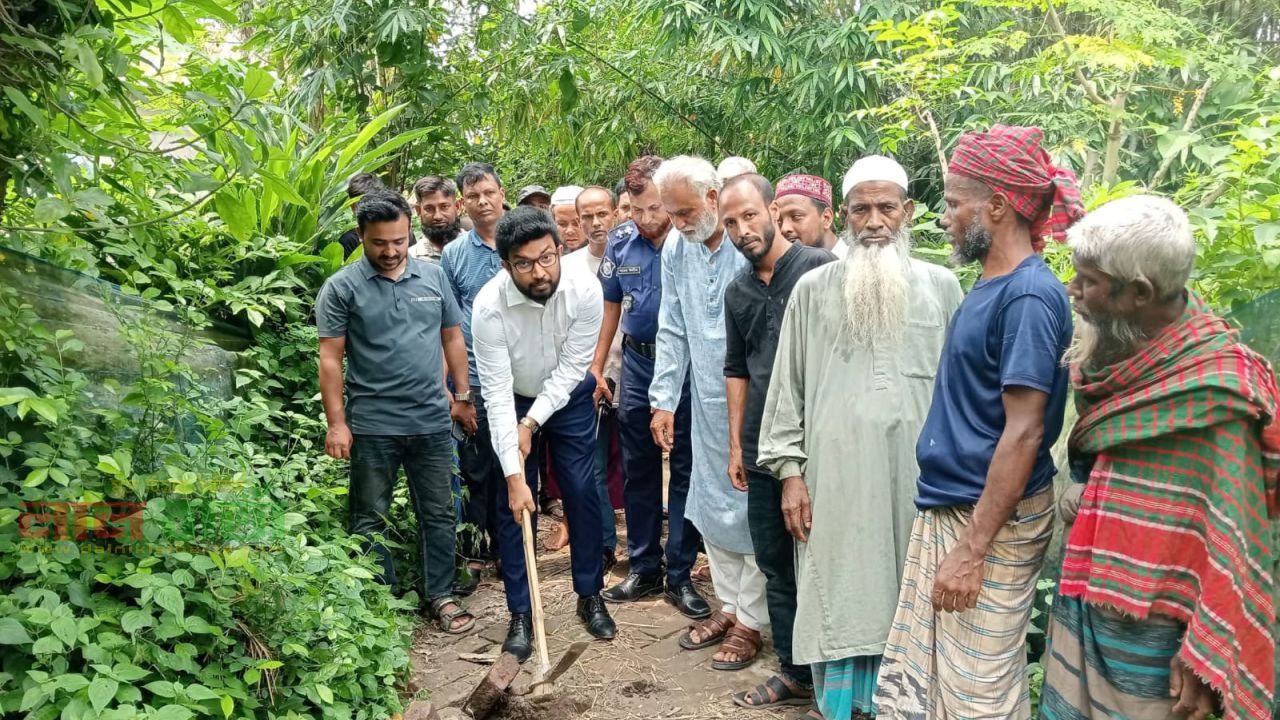 তাড়াশের ভাদাশ মধ্যপাড়ার দীর্ঘ প্রতীক্ষিত রাস্তা সংস্কার কাজের উদ্বোধন