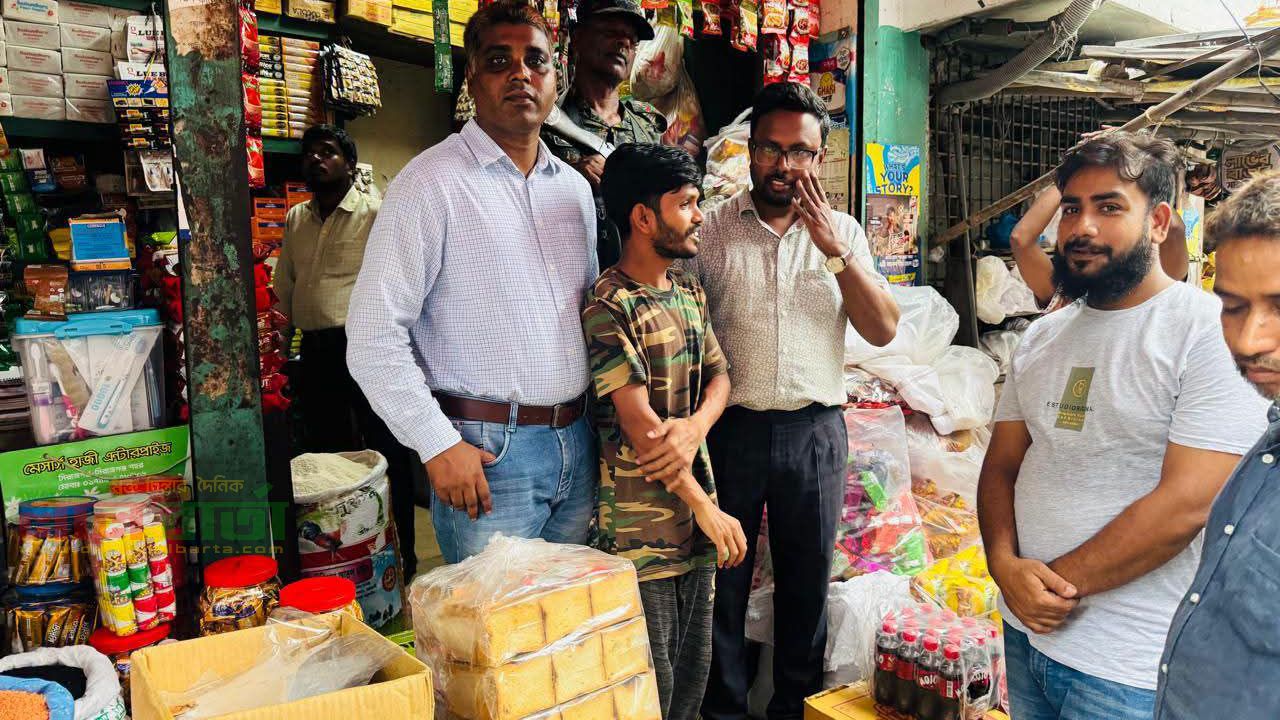 সিরাজগঞ্জে অতিরিক্ত মূল্যে সিগারেট বিক্রি:  দুই ব্যবসায়ীকে ৫০ হাজার টাকা জরিমানা  ভোক্তা অধিকারের
