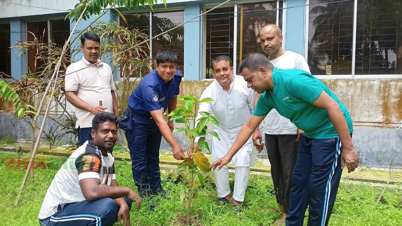 তাড়াশে পুলিশ সুপারের উদ্যোগে বৃক্ষরোপণ কর্মসূচি পালন