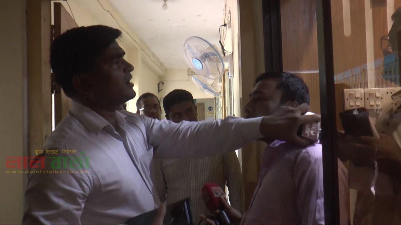 প্রশ্ন করতেই সাংবাদিকের ক্যামেরা কেড়ে নেয়ার চেষ্টা এসিল্যান্ডের!