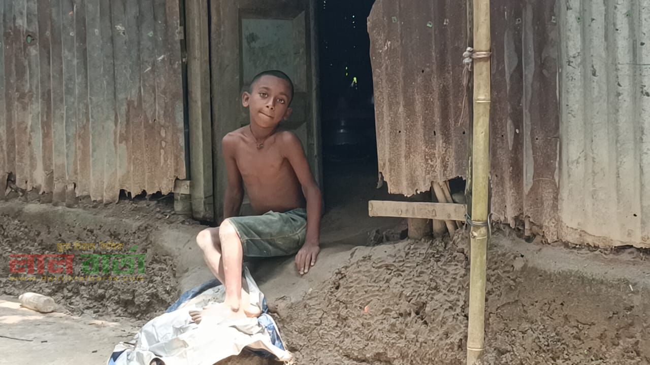 একটি হুইলচেয়ারের অপেক্ষায় প্রতিবন্ধী কর্ণ