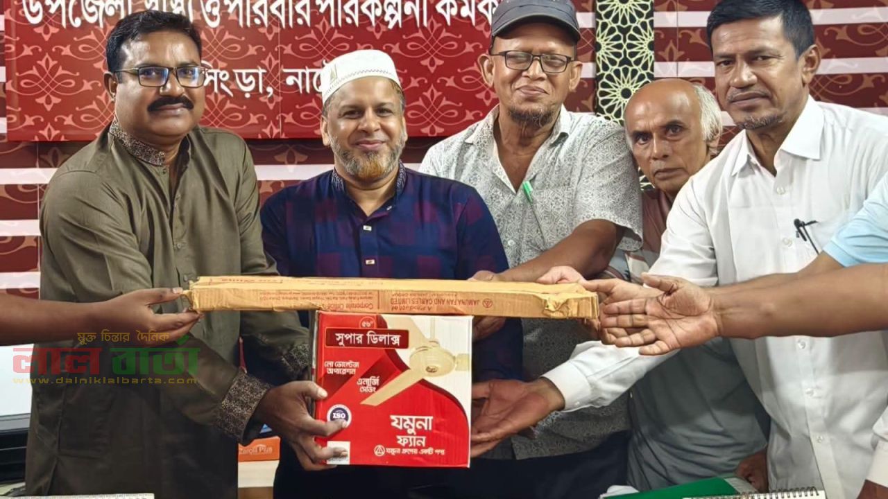 উপজেলা স্বাস্থ্য কমপ্লেক্সে ৩৫ টি বৈদ্যুতিক ফ্যান দিলেন এমপি 